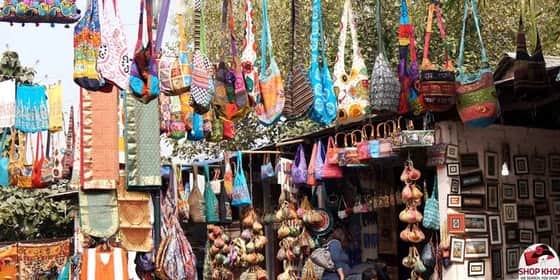 street shopping in Delhi